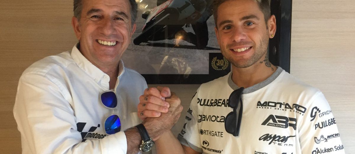 Poignée de main entre Alvaro Bautista et Jorge Martinez pour marquer la signature du pilote espagnol dans la team Aspar pour 2018.