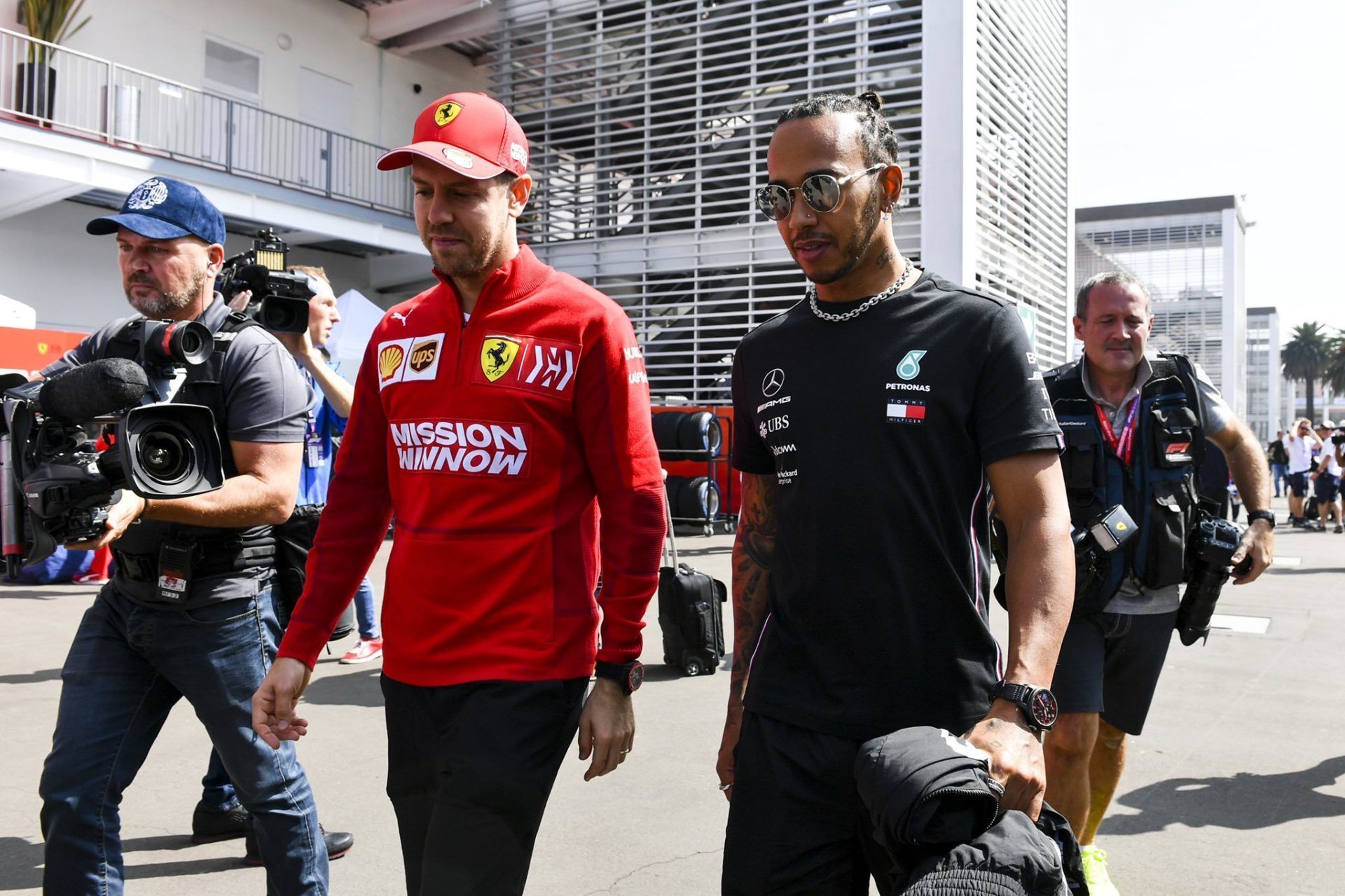 Льюис хэмилтон феррари. Lewis Hamilton and Sebastian Vettel. Хамильтон Феттель. Луи Хэмилтон в Феррари.