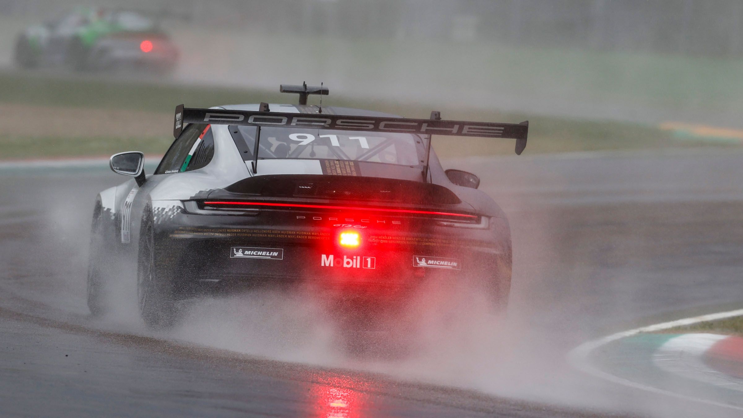 Jorge Lorenzo conduciendo su Porsche 911 GT3 bajo la lluvia en Imola