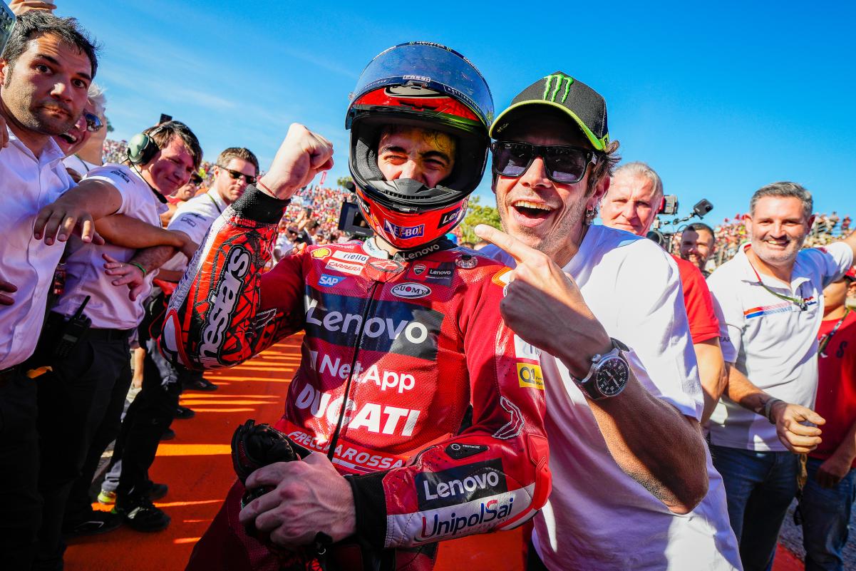 Pecco Bagnaia, Campió del Món, celebra el títol amb Valentino Rossi / MotoGP