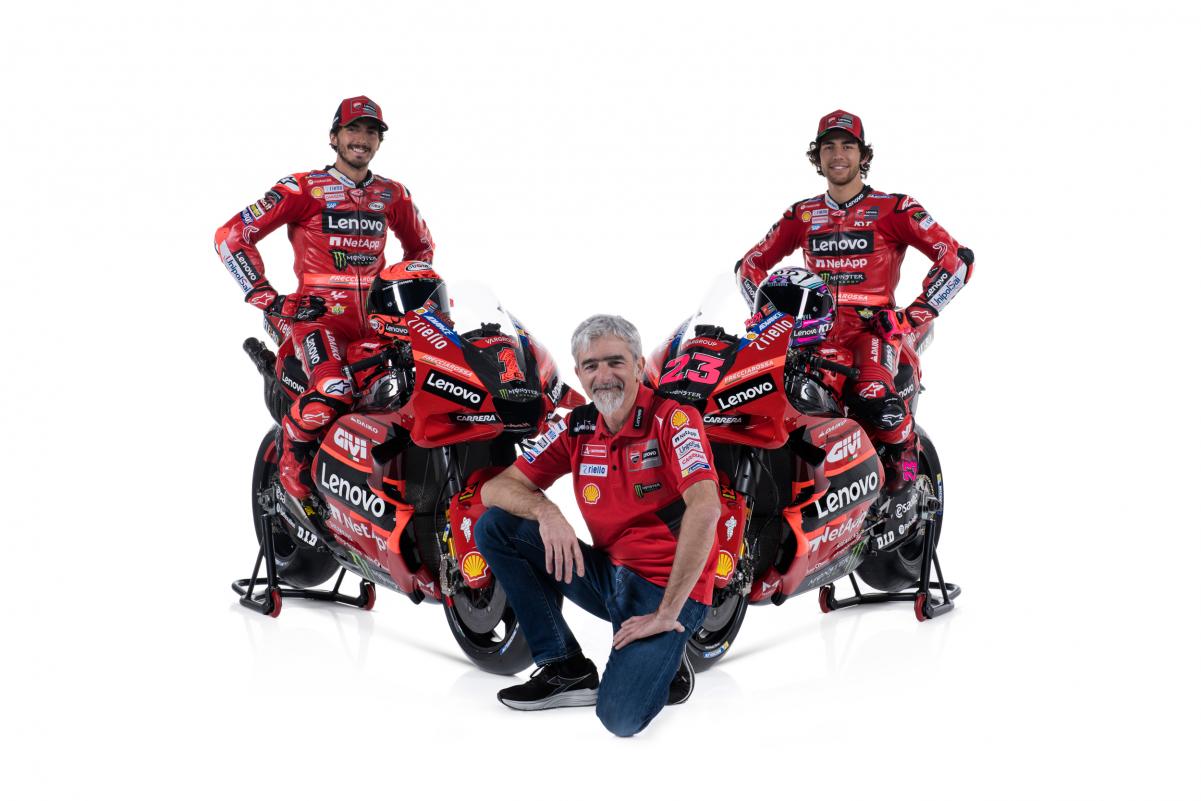 Pecco Bagnaia, Enea Bastianini i Luigi Dall'Igna a la presentació de Ducati aquest dilluns / MotoGP 