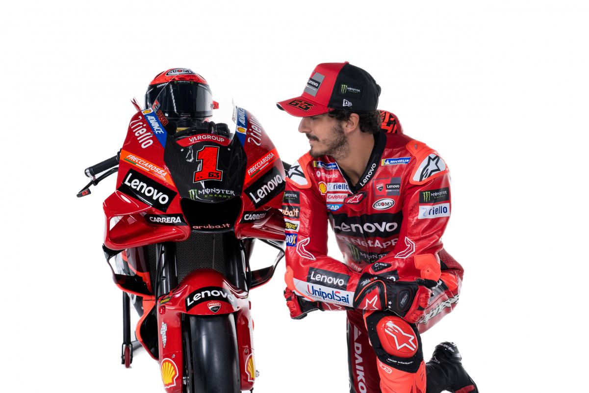 Bagnaia con su Ducati en la presentación oficial, con el número 1 en el carenado / MotoGP