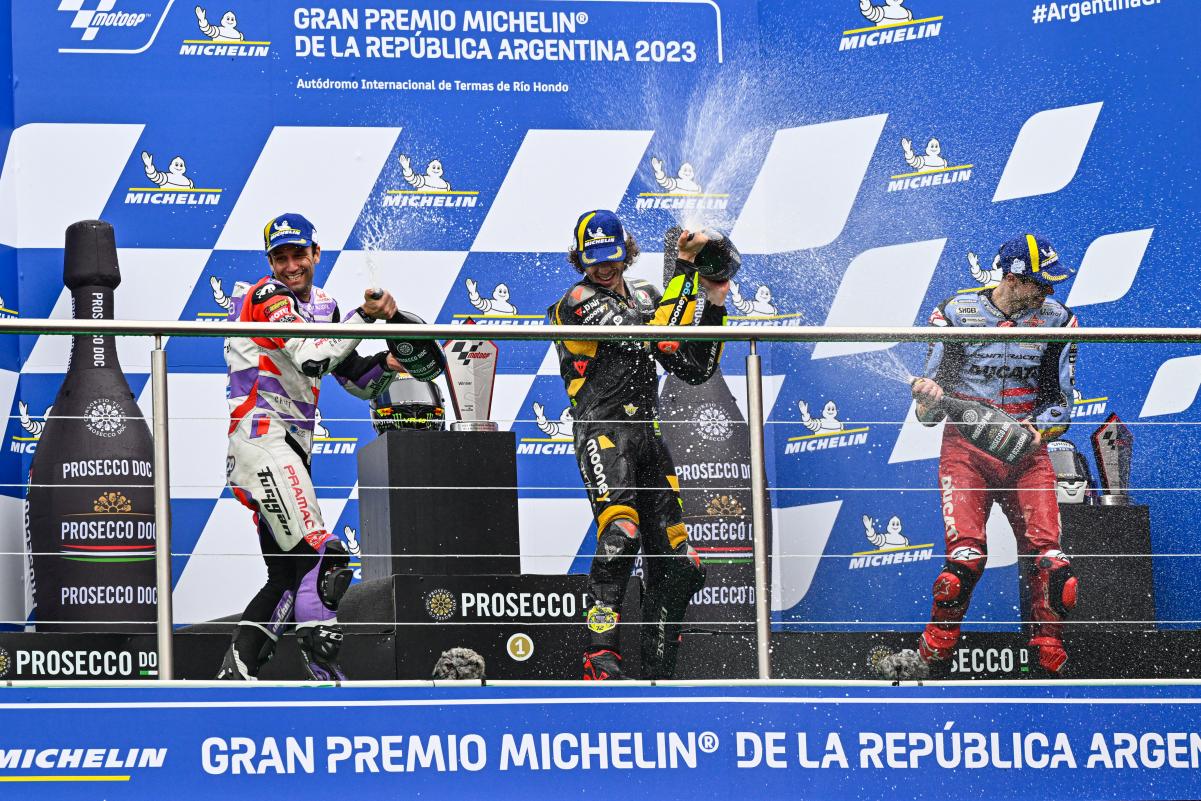 El podi cent per cent Ducati del diumenge a Argentina, amb Marco Bezzecchi primer, Johann Zarco segon i Àlex Márquez tercer / MotoGP