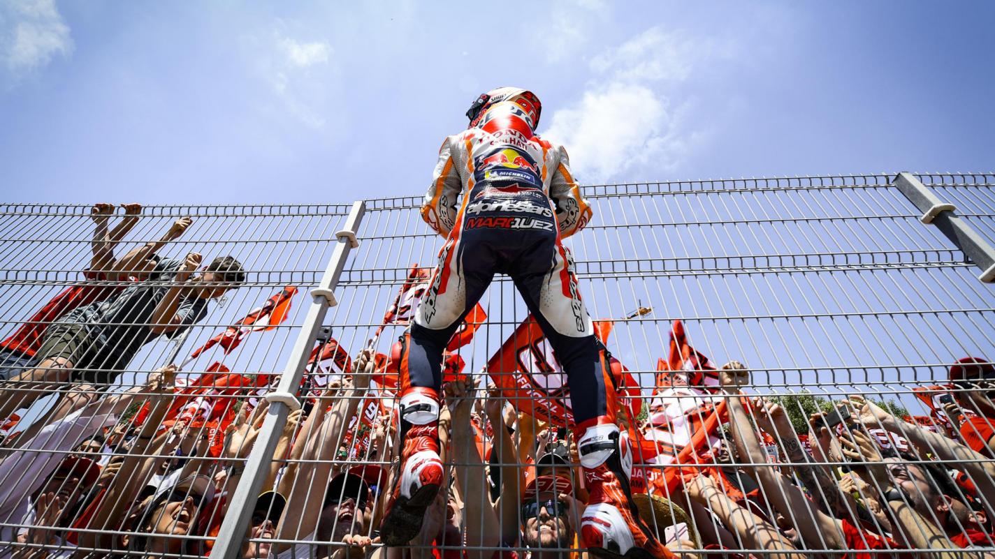 Marc Márquez celebra amb la afició a Jerez / MotoGP