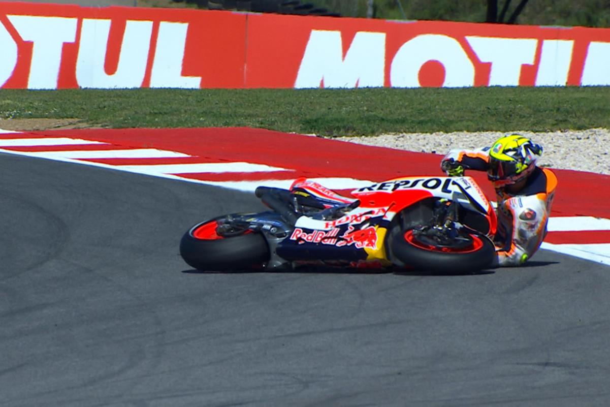 Joan Mir i la seva Honda, al terra durant la esprint del Gran Premi de Portugal / MotoGP