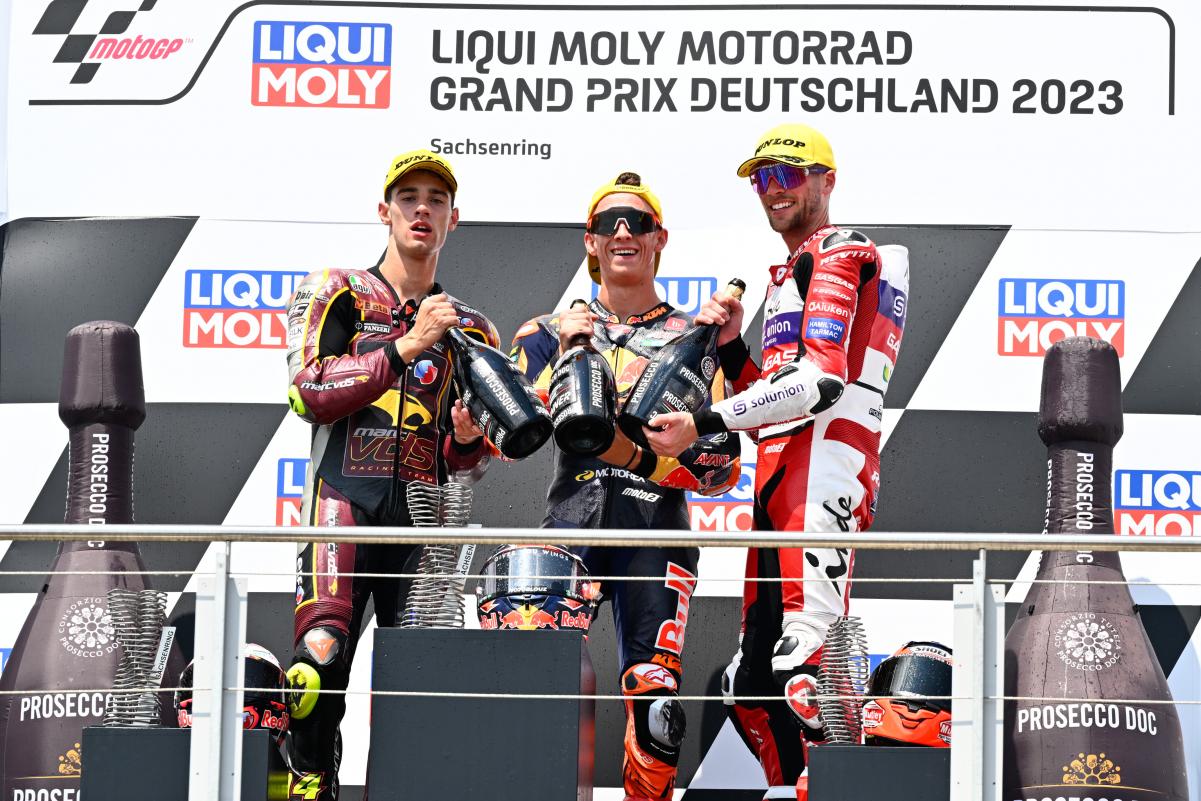 Pedro Acosta, Tony Arbolino i Jake Dixon al podi del GP d'Alemanya / MotoGP