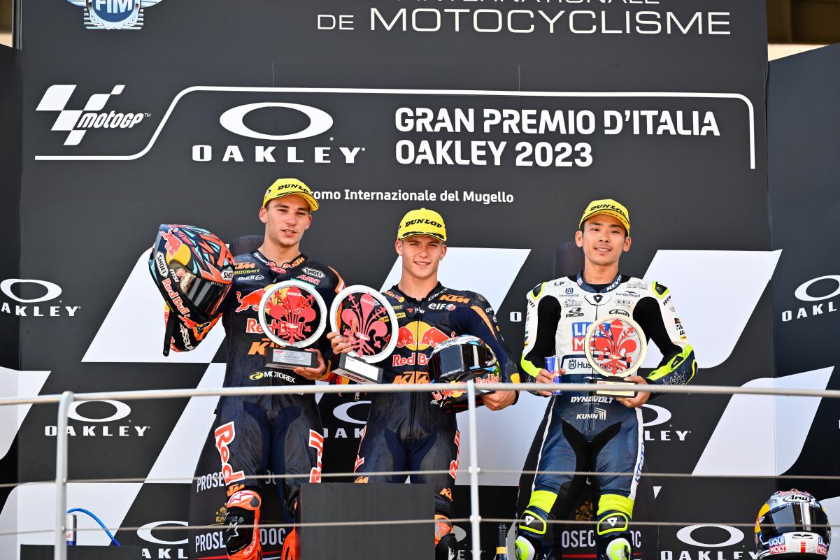 Daniel Holgado, Deniz Oncu i Ayumu Sasaki al podi del Gran Premi d'Itàlia / MotoGP