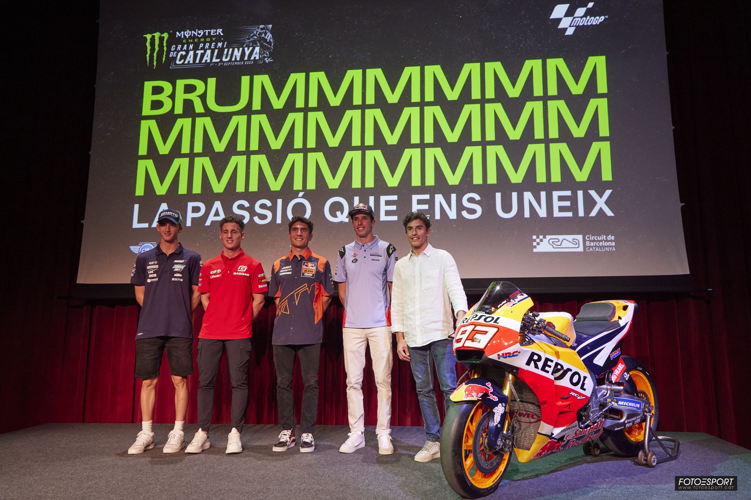 Els pilots de MotoGP, Moto2 i Moto3 durant la presentació / Miquel Rovira