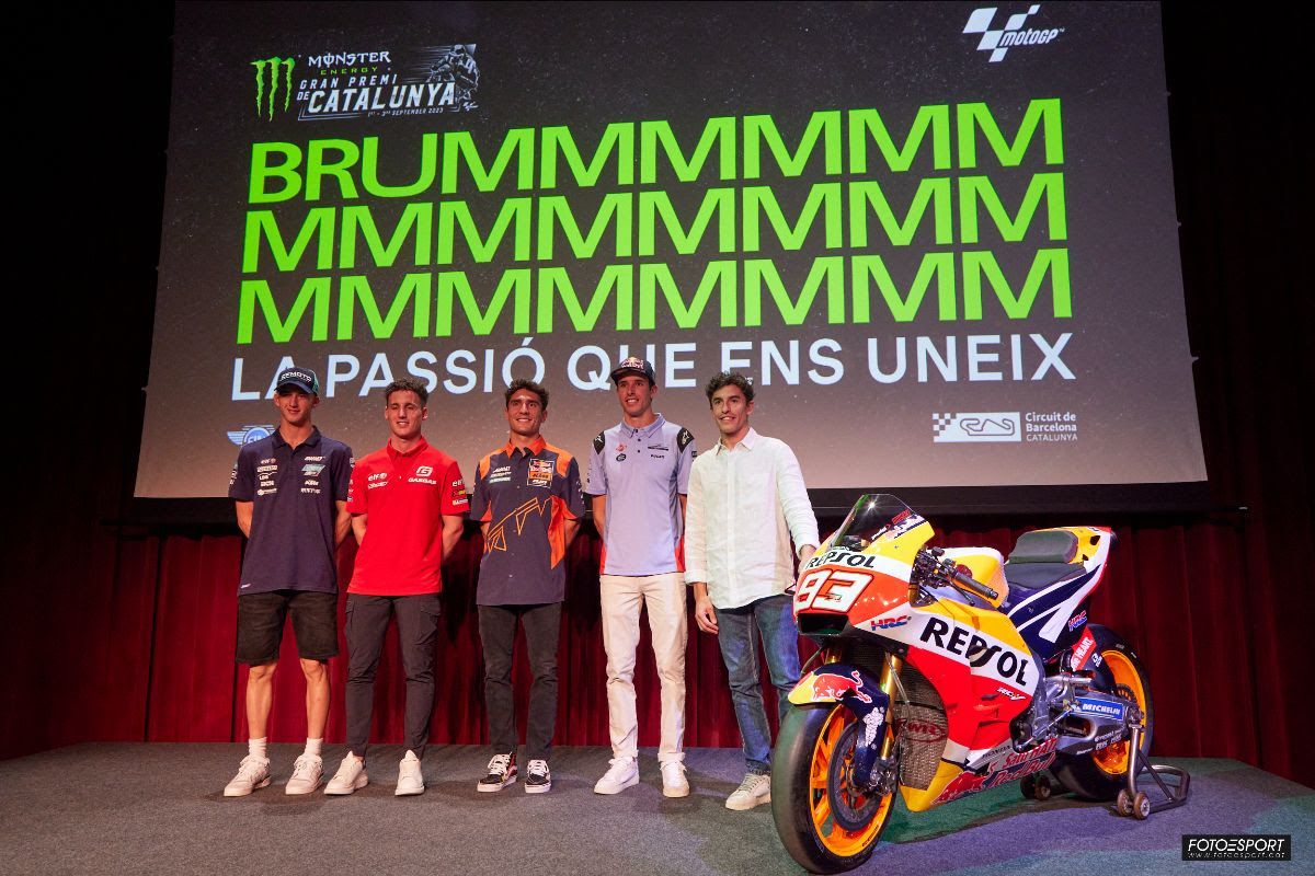 Los pilotos de MotoGP, Moto2 y Moto3 durante la presentación / Miquel Rovira