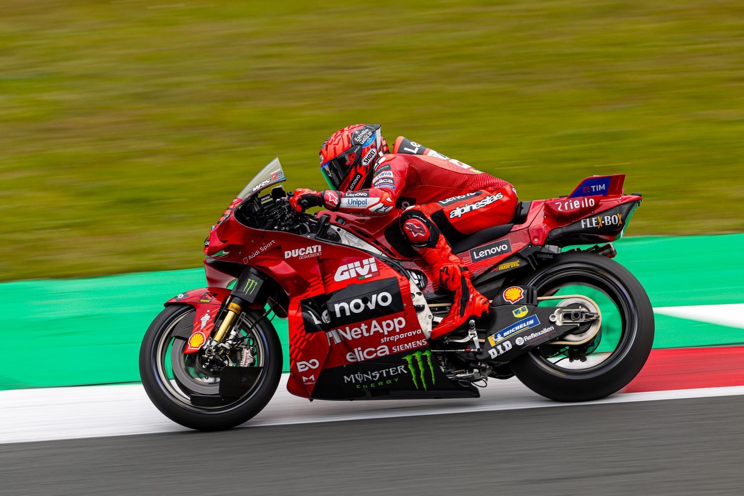 MM-_15__UC820187_High