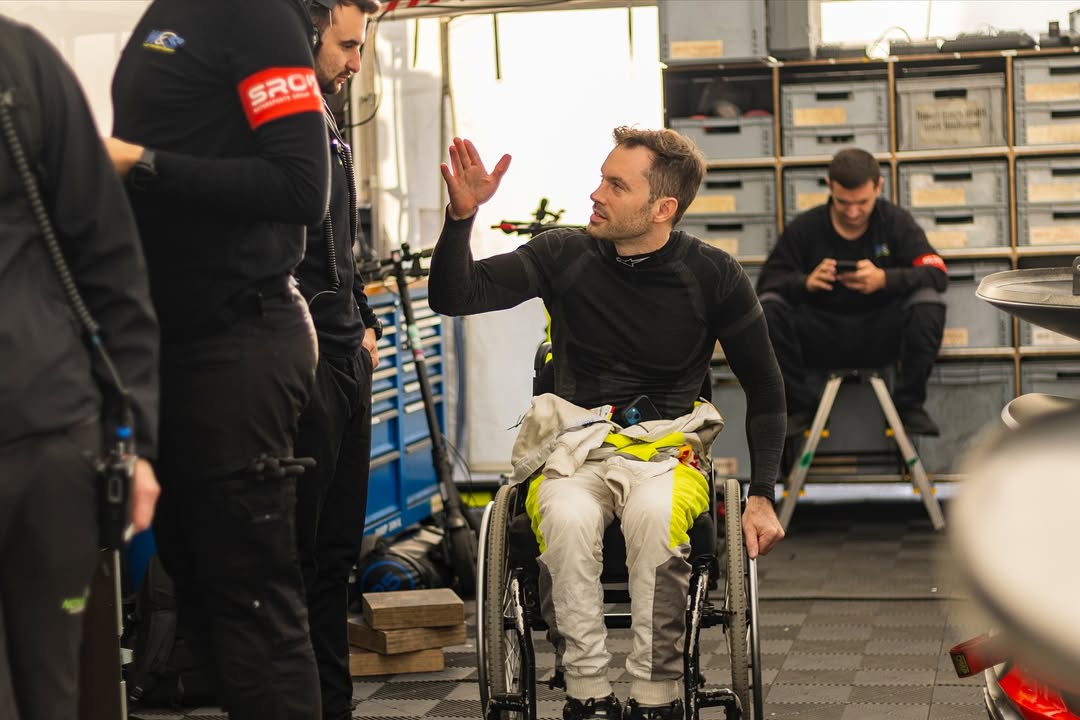 Horrell parlant amb el seu mecànic. ARNAU VINYALS