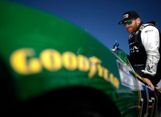 Exit of two crew chiefs after inspection failures at NASCAR in Michigan