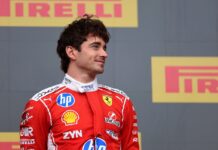 Charles Leclerc ajuste le logiciel de son volant pour la première fois avec Ferrari