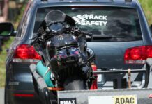 Bezzecchi recibe palabras de ánimo de su equipo tras su retirada en el GP de Alemania