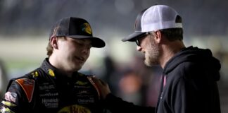 Dale Earnhardt Jr. anima els joves pilots de JRM després d’una carrera intensa