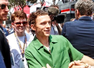 Esteban Ocon presenta un casc especial inspirat en ‘Spider-Man’ a Tom Holland