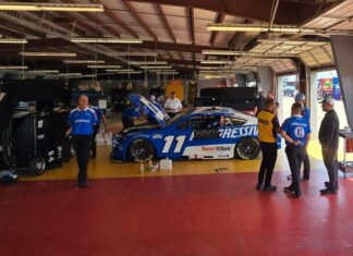 Problemas de frenos para los equipos Toyota en Iowa con Denny Hamlin al final de la parrilla