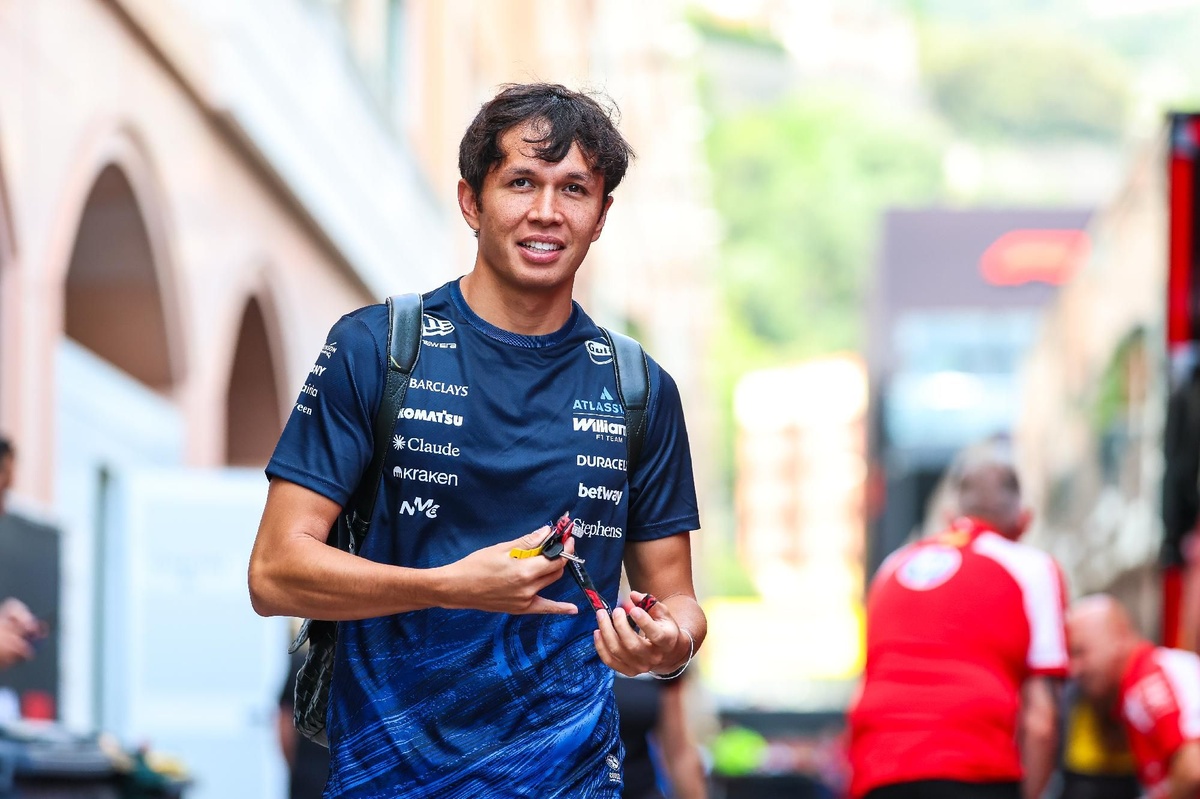 Un inesperado encuentro entre Alex Albon y Max Verstappen en Cerdeña