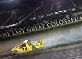 Dificultades para los pilotos favoritos en el debut del Playoff de la NASCAR Truck Series