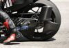 Ducati adopta un disseny similar d’ala al braç oscil·lant mentre Aprilia presenta una versió millorada