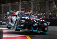 Supercars Gold Coast: Chaz Mostert domina la carrera bajo la lluvia por Walkinshaw Toyota