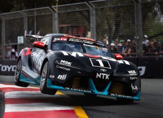 Supercars Gold Coast: Chaz Mostert domina la carrera bajo la lluvia por Walkinshaw Toyota